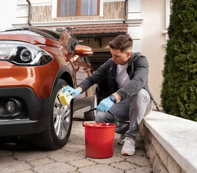 Lavage auto à domicile Courcelles-Sapicourt : professionnel intervenant sur un véhicule